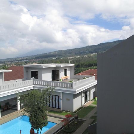 Osmond Villa Resort Lembang Extérieur photo
