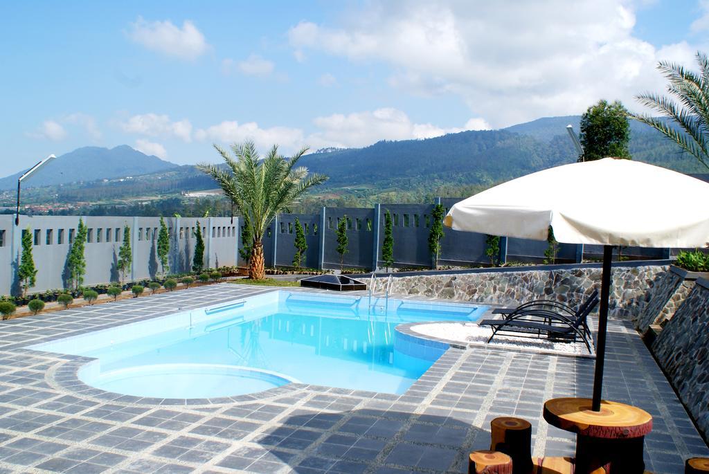 Osmond Villa Resort Lembang Extérieur photo